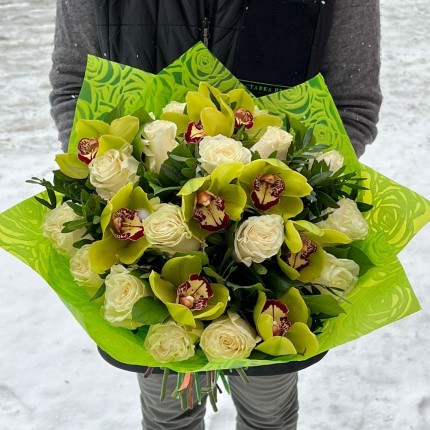 Букет "Мечта" из белых роз и орхидей - цены на доставку в Рязани