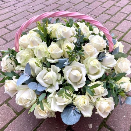 корзина с белыми розами - купить с доставкой в Рязани