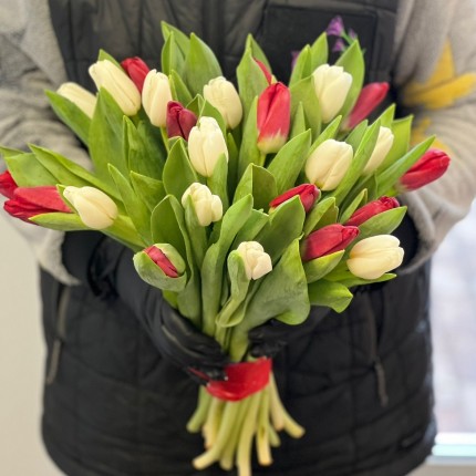 Заказать букет белых и красных тюльпанов недорого с доставкой в Рязани