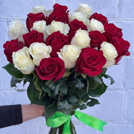 Букет «Баланс» из красных и белых роз - купить с доставкой в Рязани