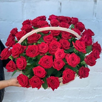 Корзинка "Моей королеве" из красных роз с доставкой в Рязани