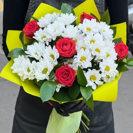 Букет с розами и хризантемами "Волшебство" - заказ с достакой с доставкой в Рязани