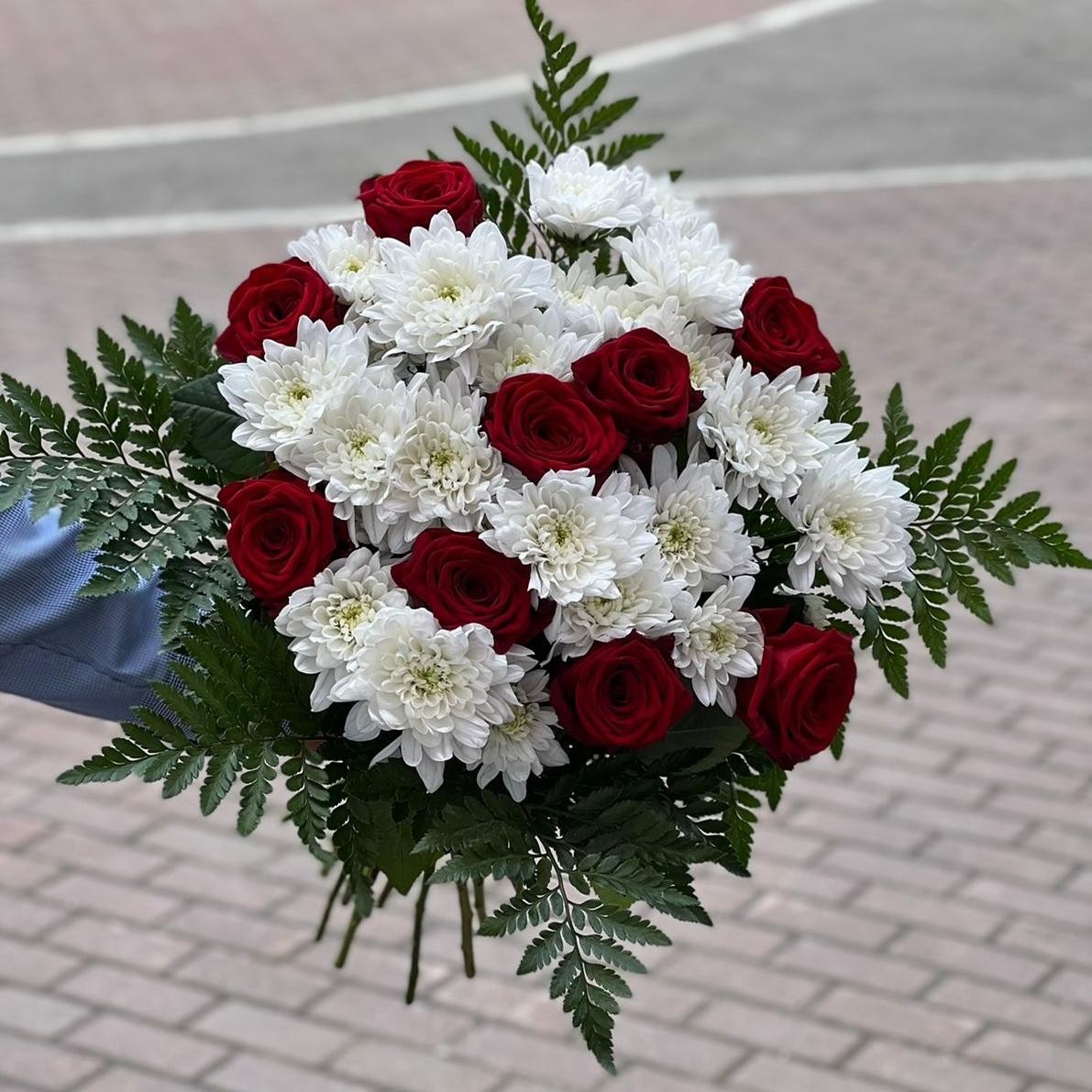 Букет из краных роз с зеленью Василиса - доставка в Рязани